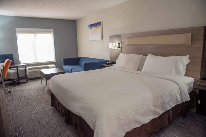 1 King Bed Accessible (13 of 28)