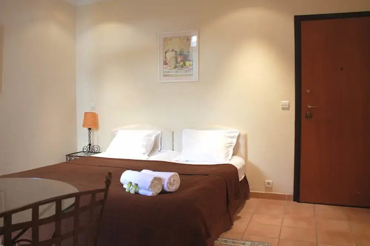 Room 4 of 12