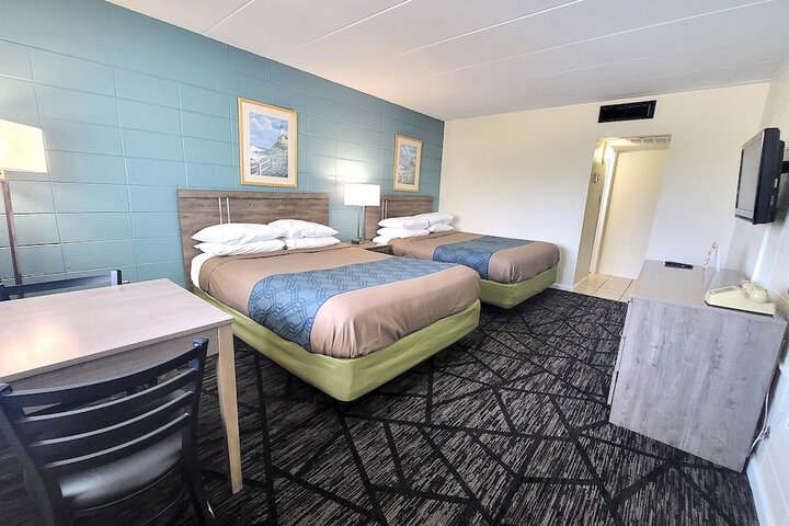 Standard 2 Queen Beds Pool View (5 of 5)