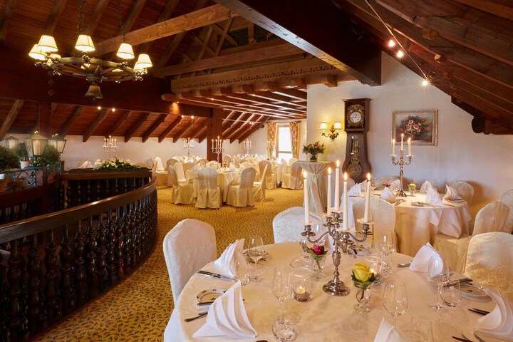 Ballroom/Hall 34 of 37