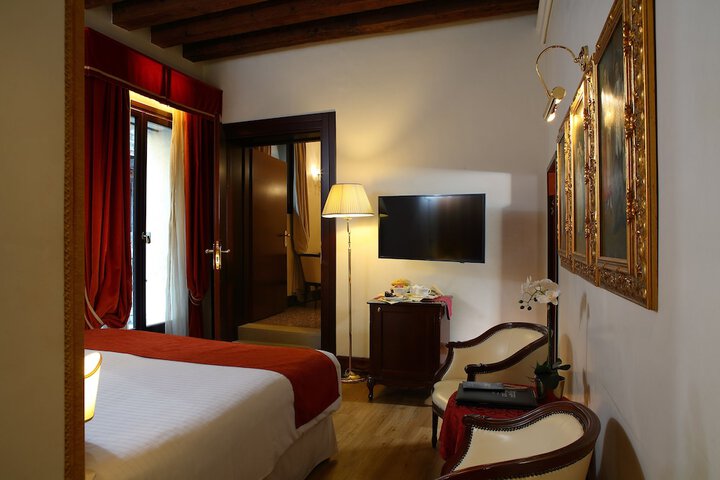 Room 43 of 290
