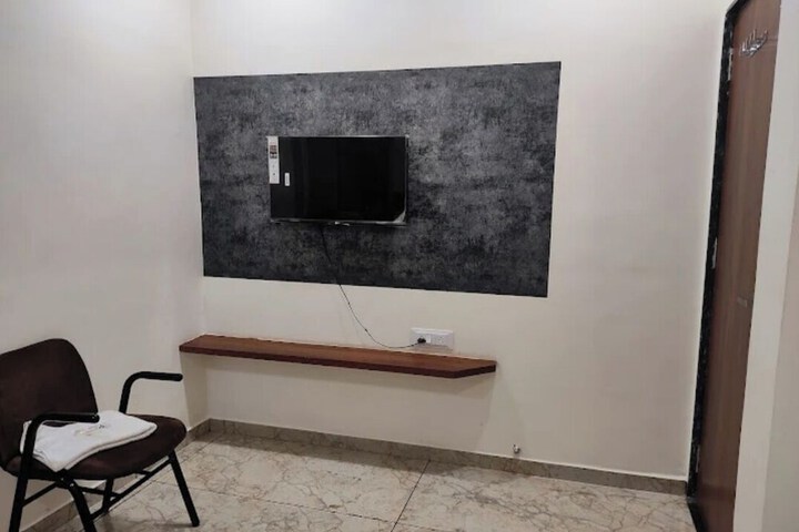 Room 8 of 15