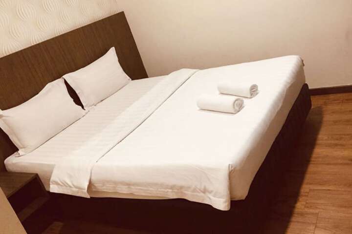 Room 10 of 33