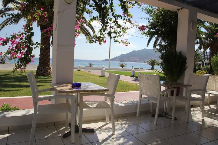 Lounge 6 of 8