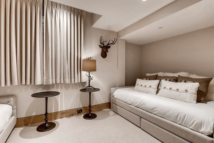 Room 7 of 27