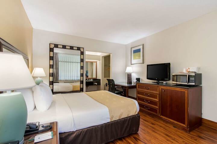 1 Queen Bed (8 of 17)