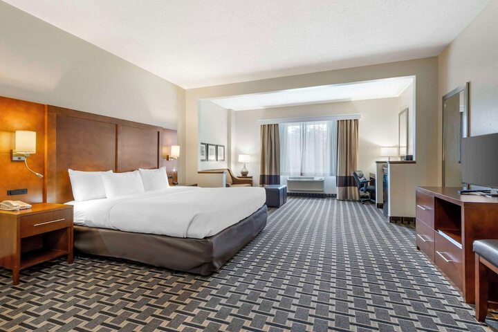 1 King Bed (6 of 9)