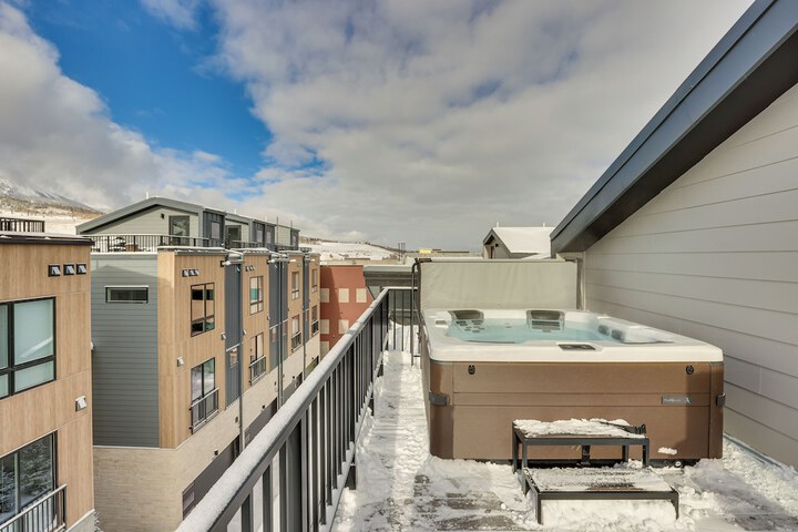 Silverthorne Townhome w / Hot Tub: Walk to Town!
