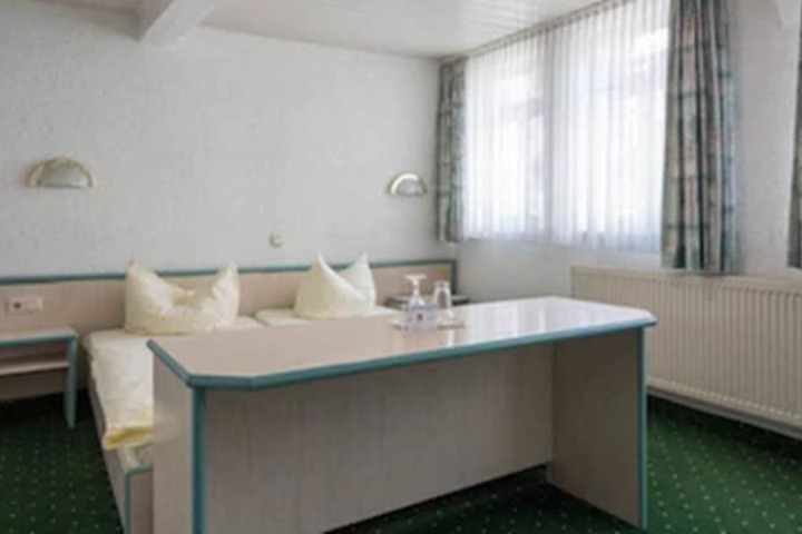 Room 7 of 16