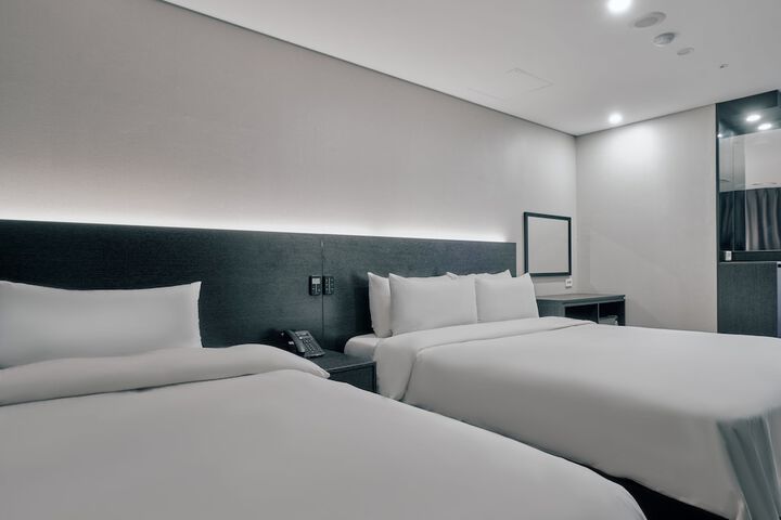 Room 2 of 72
