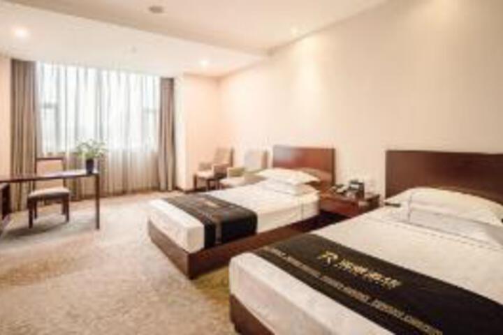 Room 6 of 8