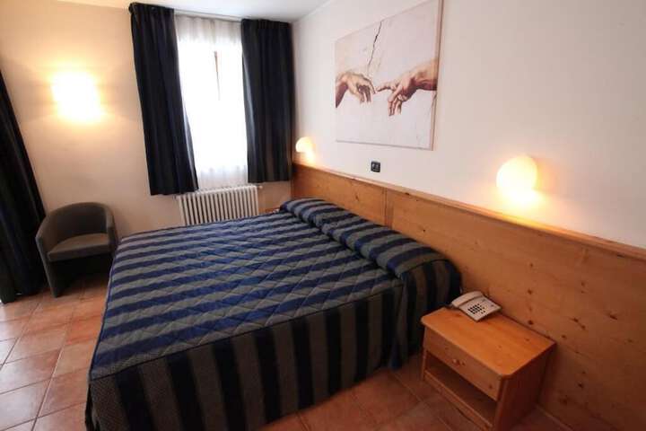 Room 17 of 38