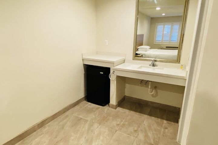 1 Queen Bed (3 of 17)