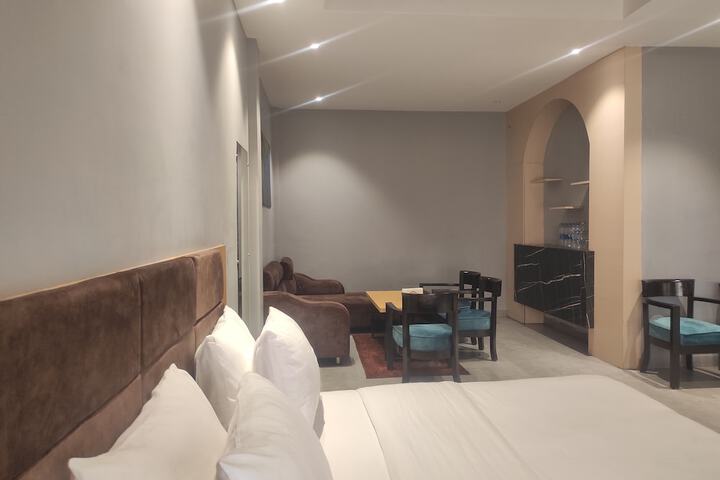 Room 8 of 66