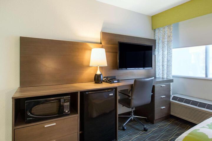 1 Queen Bed Accessible (6 of 19)