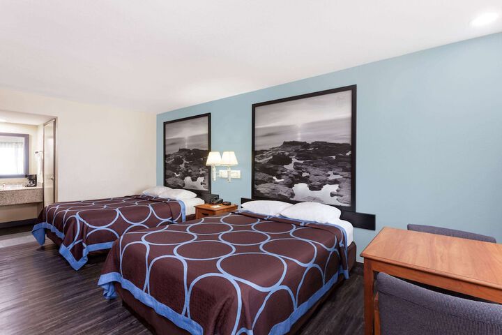 Room 7 of 16