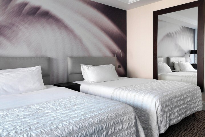 Room 4 of 212