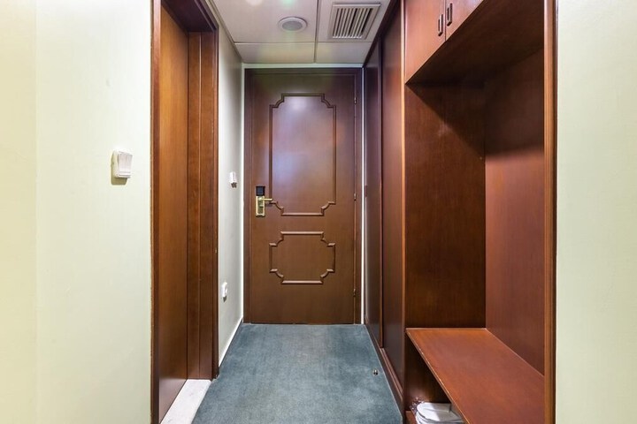 Room 11 of 34