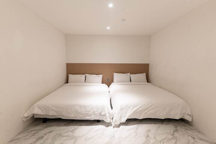 Room 11 of 40