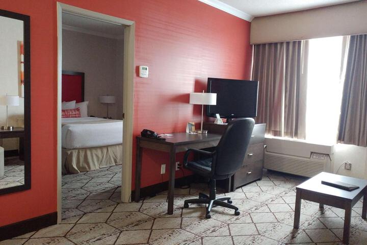 Suite 1 King Bed Upper Floor High Speed Internet Accessible Sofa Bed Microwave and Refri (17 of 34)