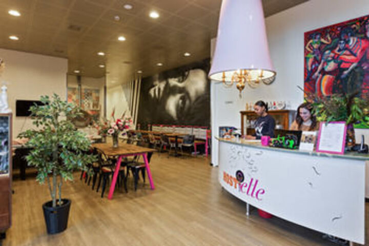 Hostelle - Caters to Women