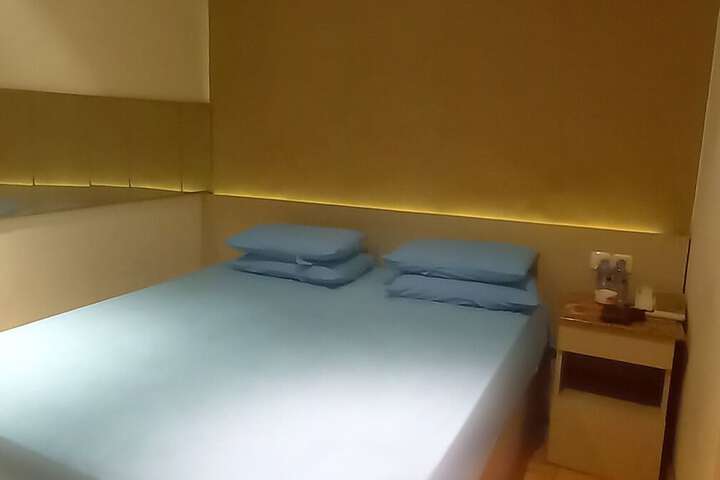 Room 8 of 11