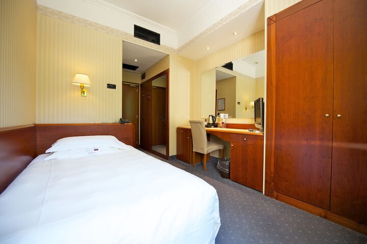 Room 9 of 85
