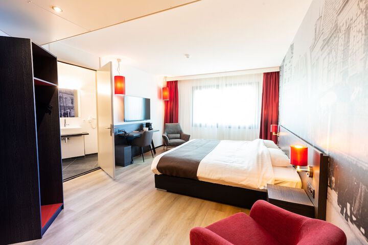 Room 4 of 13