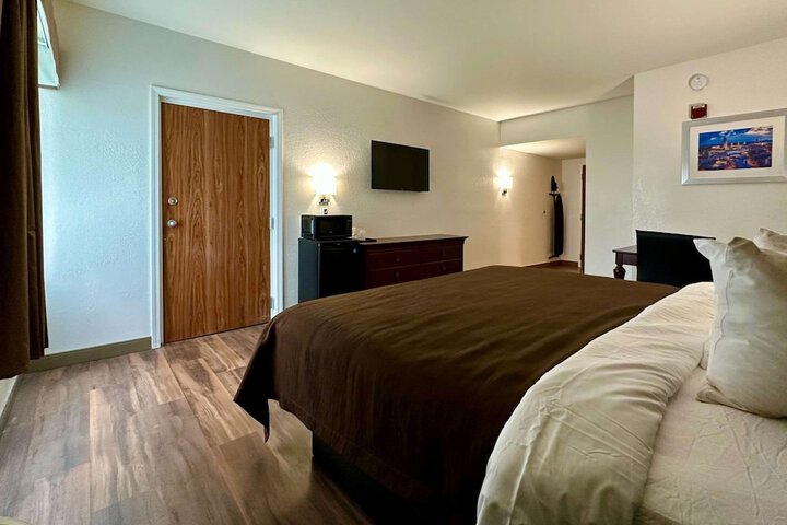 1 Queen Bed Accessible Room (2 of 10)