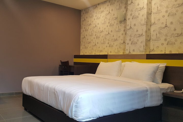 Room 8 of 34