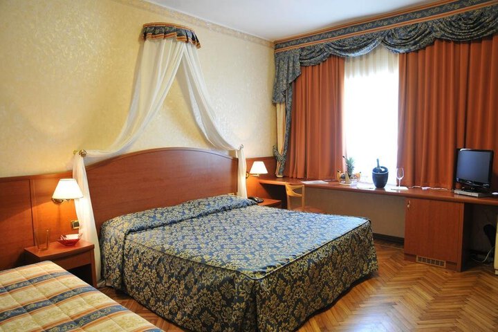 EXCELSIOR PALACE