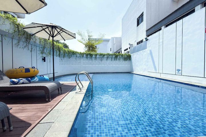 Hotel Pool