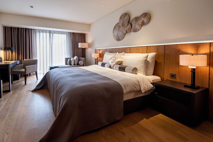 Room 10 of 80