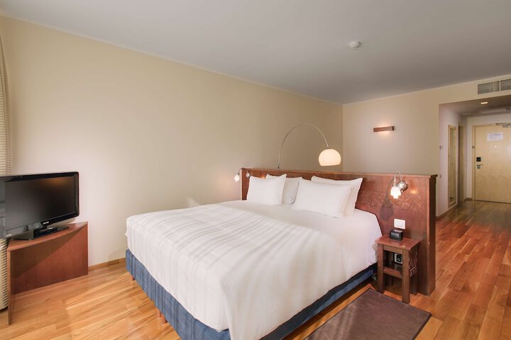 Room 10 of 86