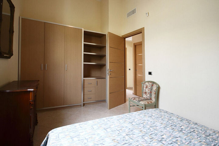 Room 8 of 38