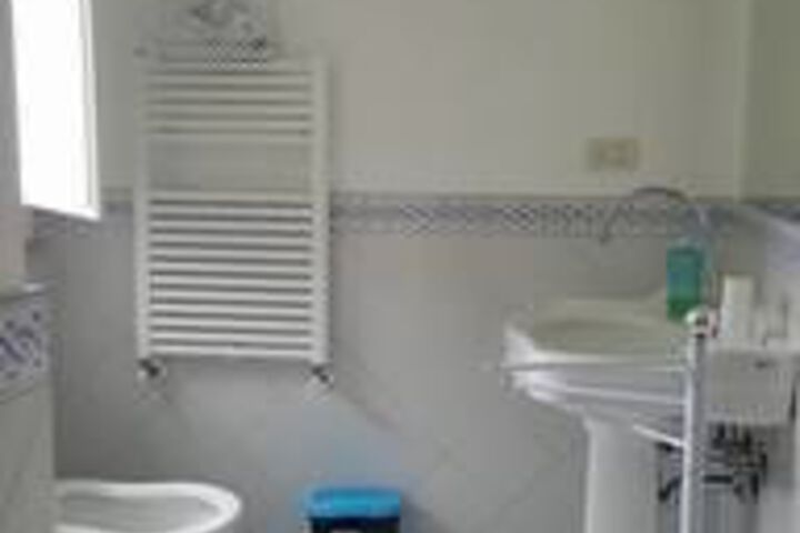 Room 2 of 33