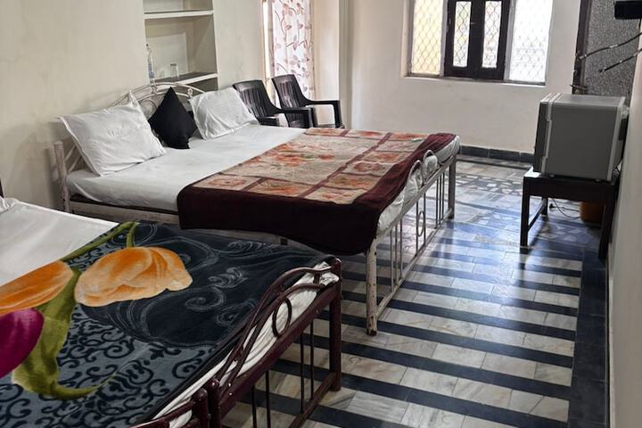 Room 5 of 16