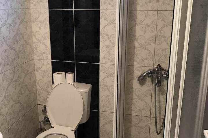 Room 6 of 104