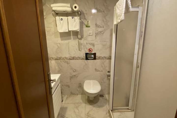 Room 32 of 46