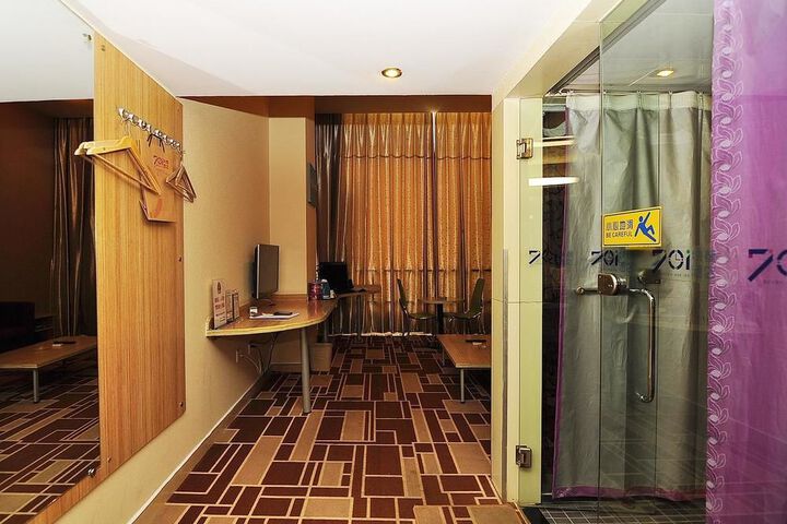 Room 26 of 90