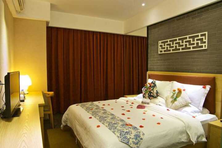 Room 7 of 14