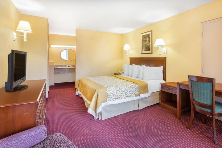 Room 11 of 28