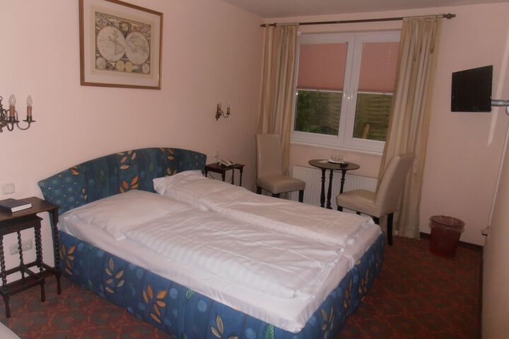 Room 6 of 13