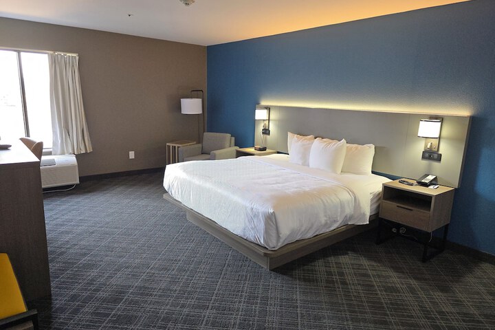 1 King Bed (1 of 7)