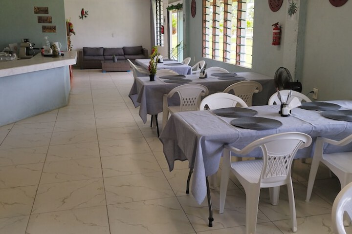 Dining 16 of 24