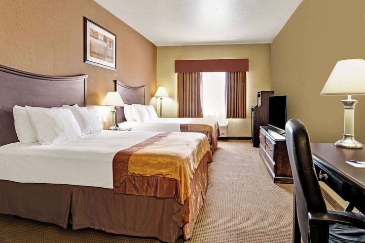 2 Queen Beds (1 of 7)