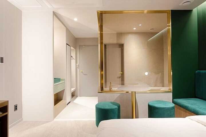 Room 50 of 74