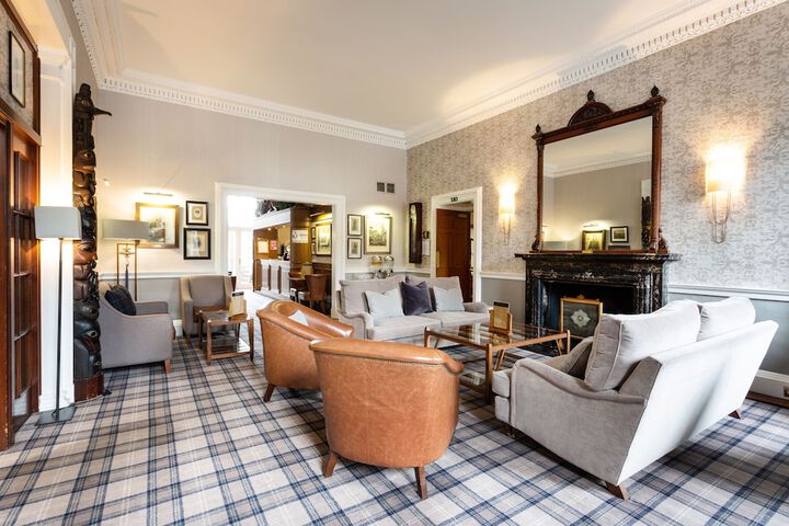 Lounge 70 of 76