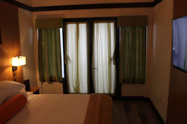 Room 13 of 83