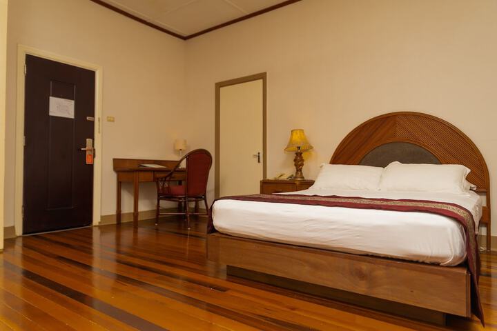 Room 28 of 87